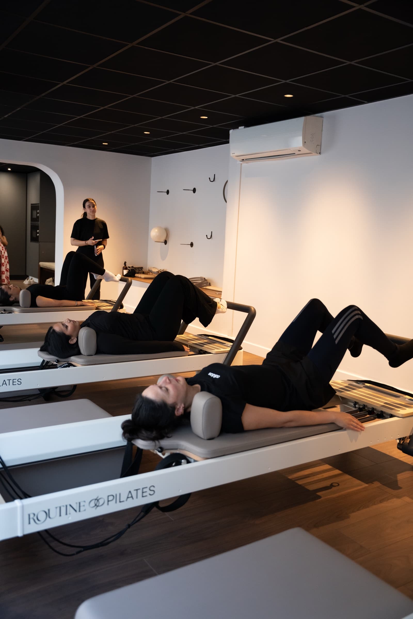 Femme pratiquant le Pilates au studio The Routine Pilates à Lyon